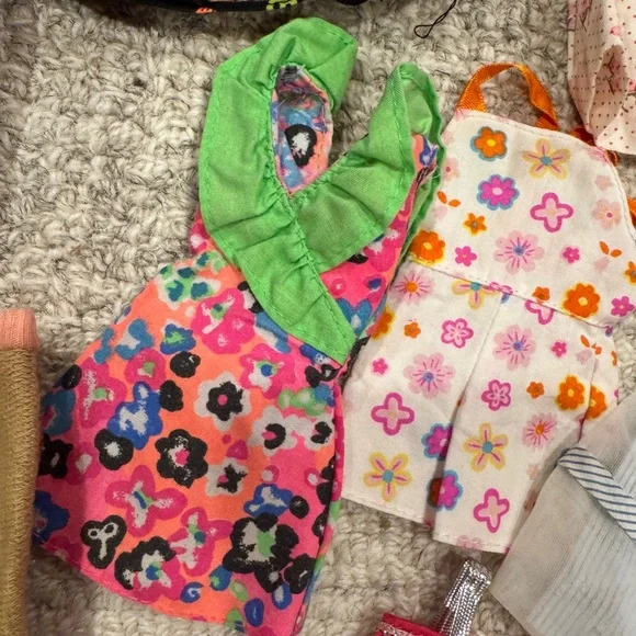 More Barbie clothes! Velvet hooded cape, hangers, scuba suit, vintage dresses.. - Picture 14 of 16